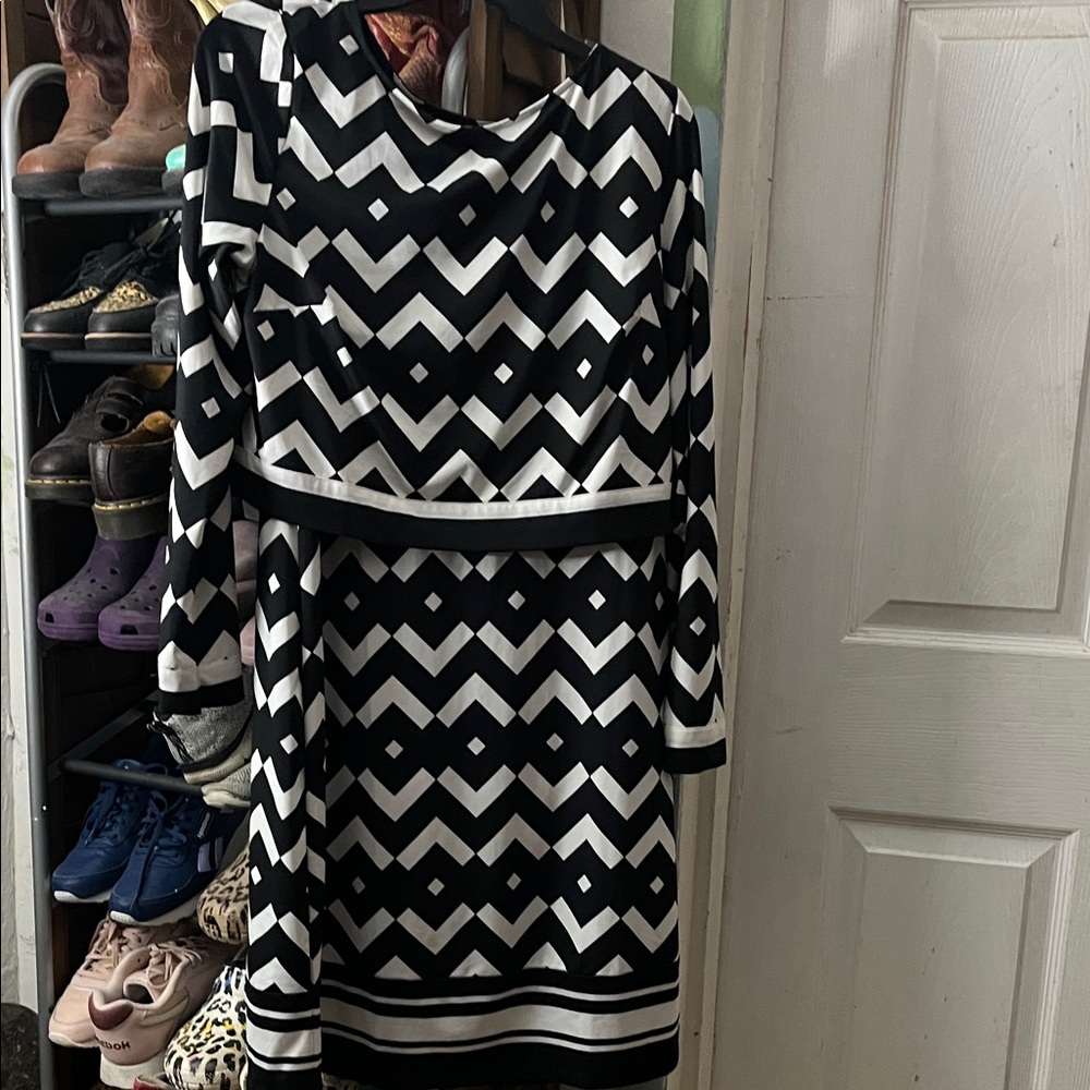 🙊Chic Black and White Geometric Dress